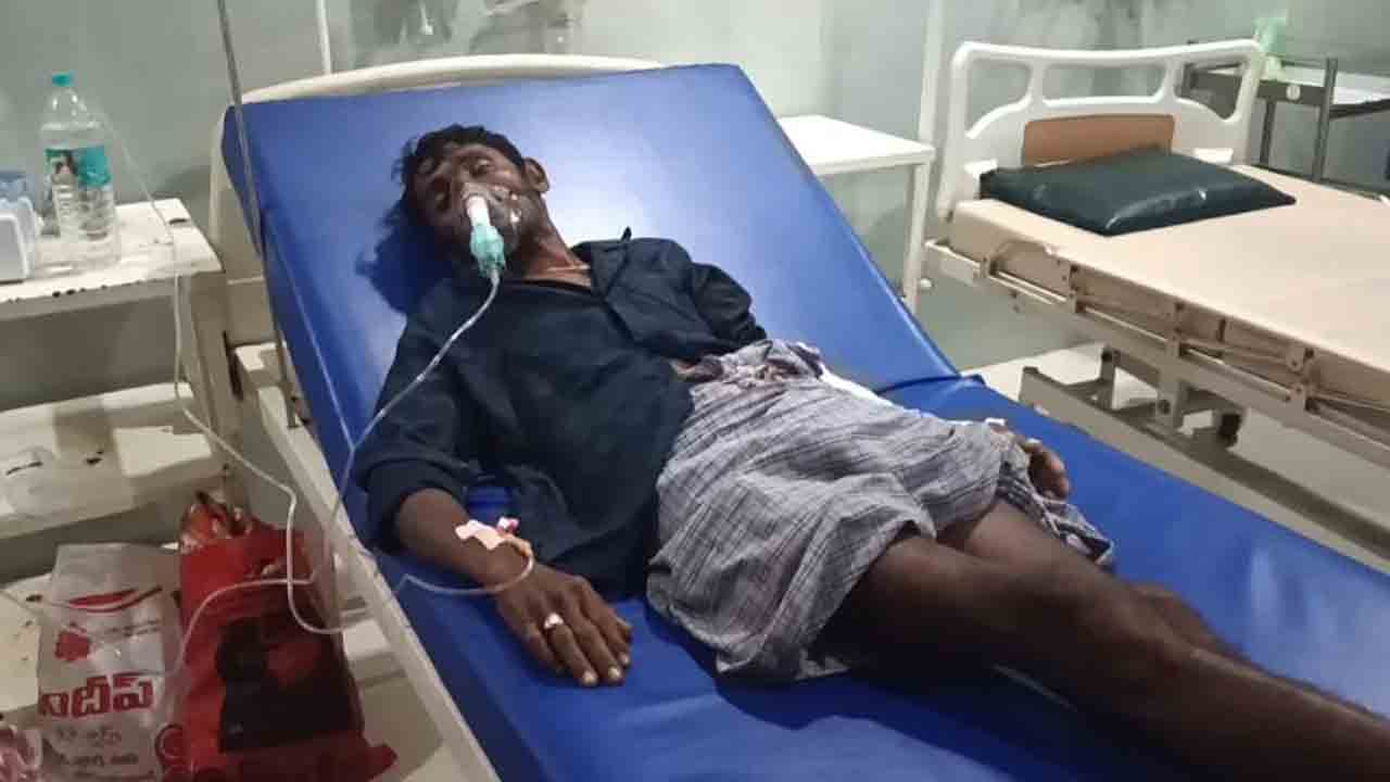 Urea | యూరియా కోసం వెళ్తుండగా రైతుల ఆటో బోల్తా… ఐదుగురు రైతులకు తీవ్ర గాయాలు