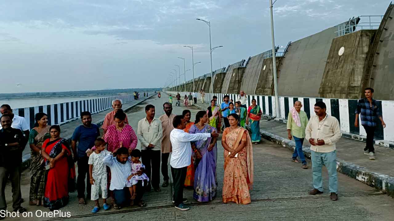 Medigadda Barrage | మేడిగడ్డ బరాజ్‌ వద్ద పర్యాటకుల సందడి