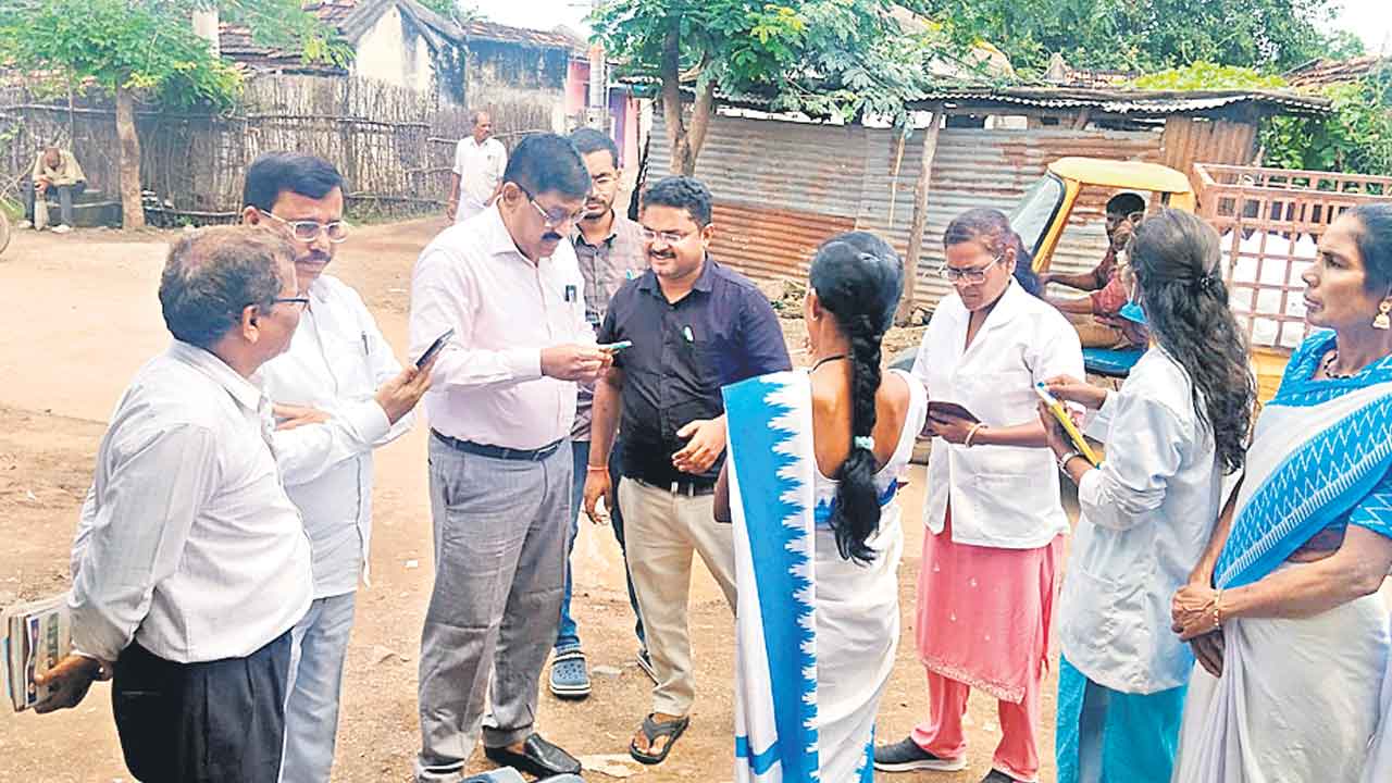 మోటార్‌ సైకిల్‌పై వెళ్లి.. వైద్యం అందించి..