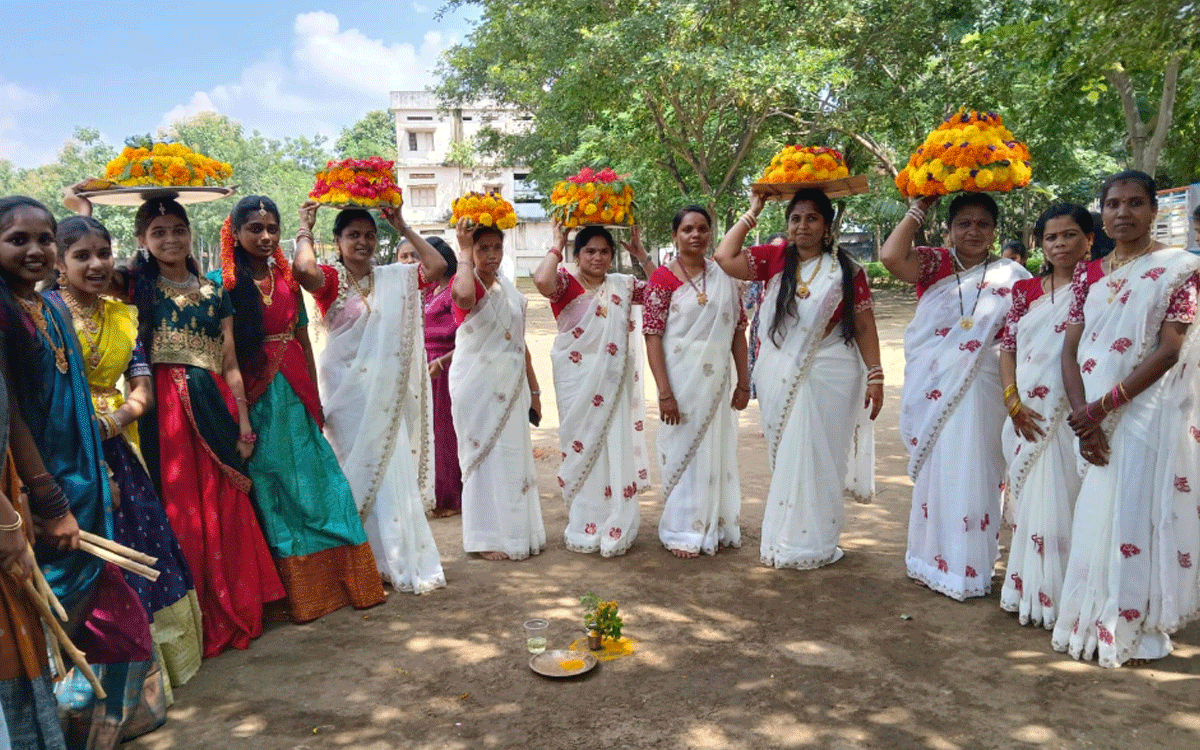 Karepally : మేకలతండా ఆశ్రమ పాఠశాలలో ఘనంగా బతుకమ్మ వేడుకలు