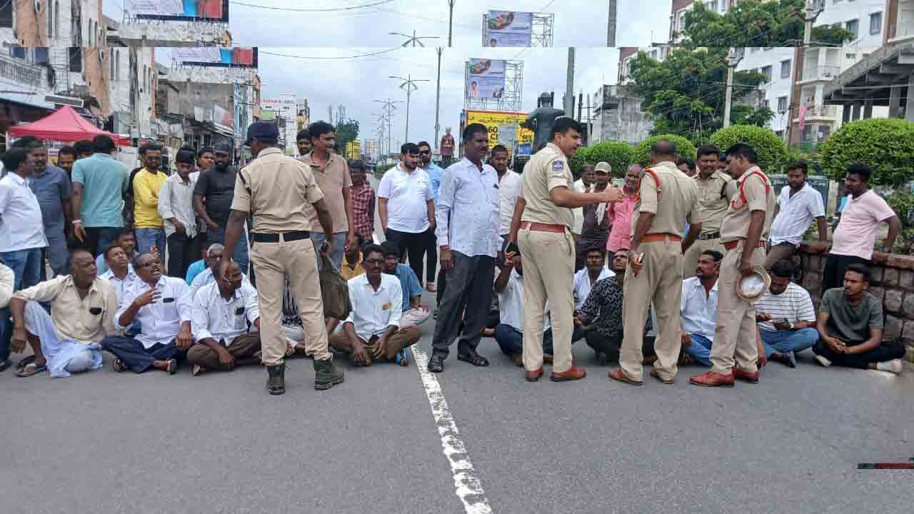 Farmers Protest | నాణ్యతలేని విత్తనాలతో పంట నష్టపోయాం.. పరిహారం కోసం రోడ్డెక్కిన రైతులు