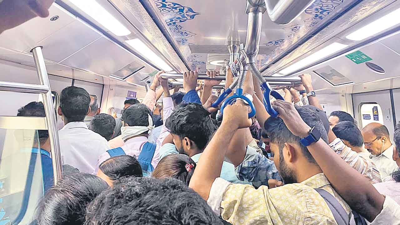 మెట్రోకు ఫుల్‌ గిరాకీ.. అర్ధరాత్రి వరకు మెట్రో సేవలు