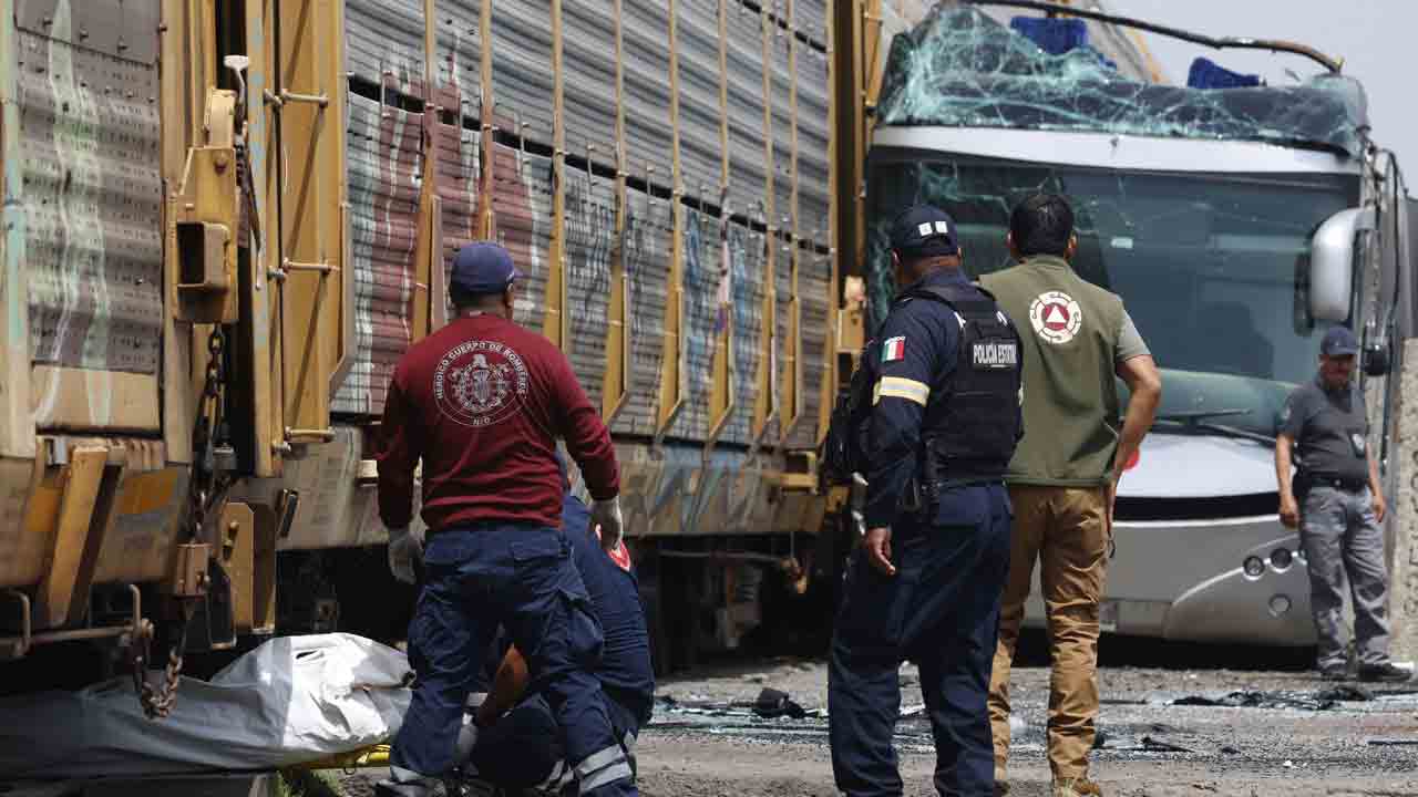 Train Accident | డబుల్ డెక్కర్ బస్సును ఢీకొట్టిన రైలు.. పది మంది మృతి