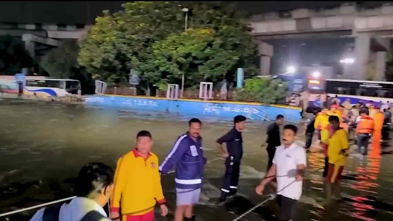 MGBS | ఎంజీబీఎస్ వ‌ద్ద ప్ర‌మాద‌క‌ర స్థాయిలో మూసీ ప్ర‌వాహం.. ఆర్టీసీ బ‌స్సులు మ‌ళ్లింపు