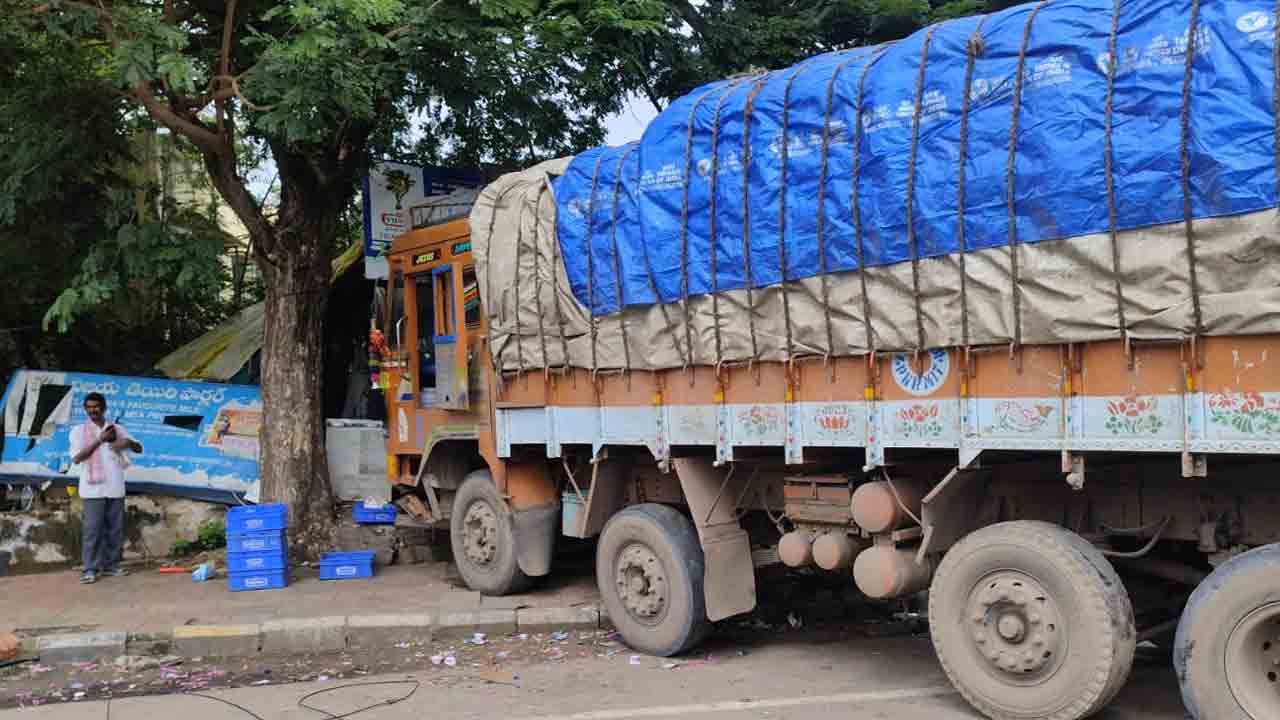 Warangal | ఎంజీఎం హాస్పిటల్ కూడలిలో లారీ బీభత్సం