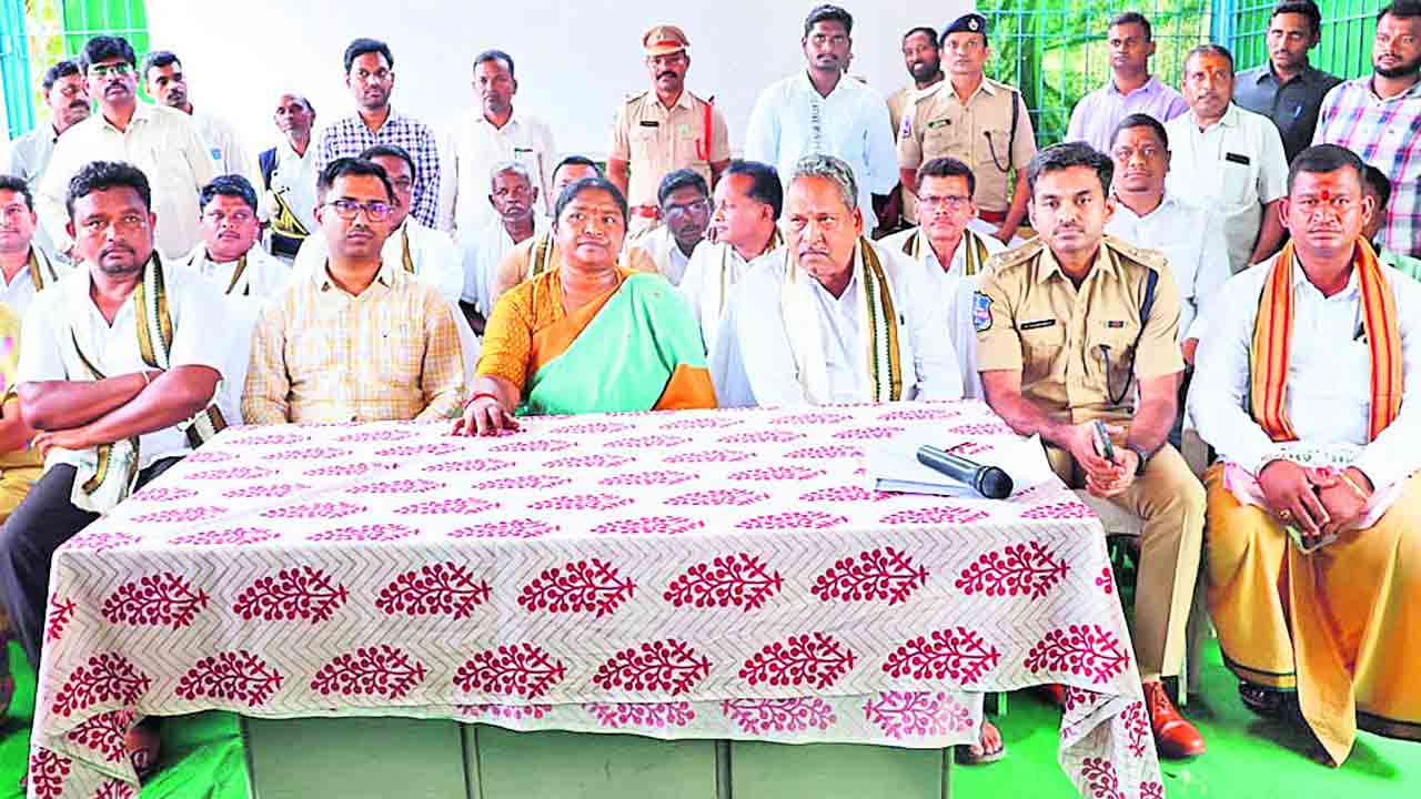 మేడారం అభివృద్ధిలో ఎవరి బలవంతం లేదు