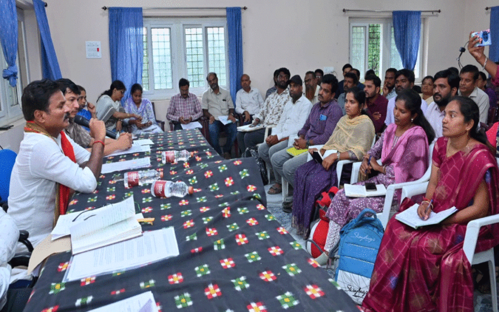 Bhoodan Pochampally : మాకు న్యాయం చేయండి సారూ.. ఎమ్మెల్యే కుంభంకు భూ బాధితుల వేడుకోలు