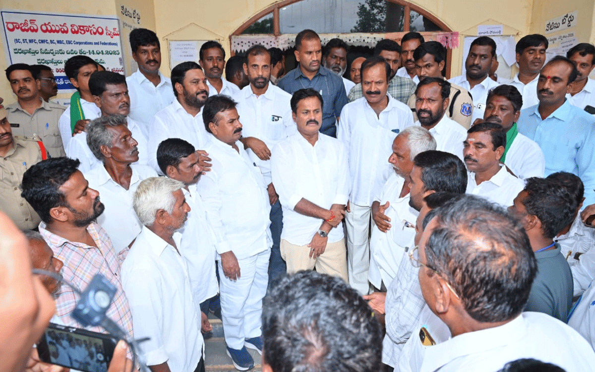 Bhoodan Pochampally : మాకు న్యాయం చేయండి సారూ.. ఎమ్మెల్యే కుంభంకు భూ బాధితుల వేడుకోలు