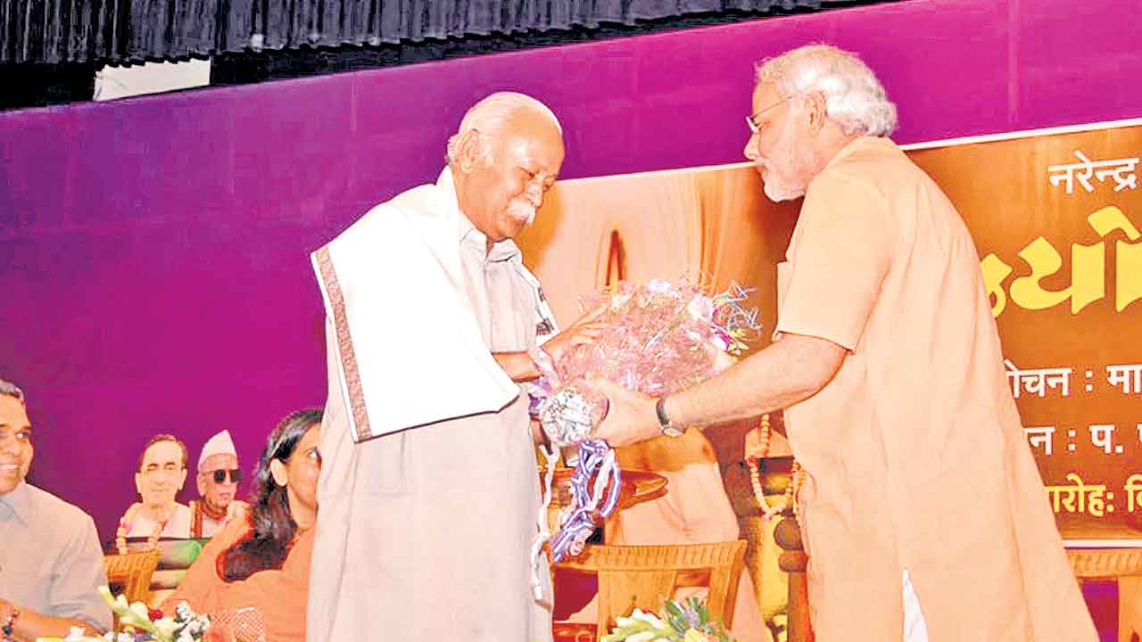 సంఘ్‌ ప్రసన్నం కోసం మోదీ పాట్లు!.. భాగవత్‌ భజనలో మునిగిపోయిన ప్రధాని