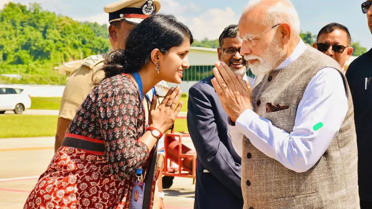 Vishakha Yadav: అరుణాచ‌ల్ ప్ర‌దేశ్‌లో మోదీకి వెల్క‌మ్ చెప్పిన ఐఏఎస్ ఆఫీస‌ర్‌.. ఆమె గురించి ఆరా తీస్తున్న నెటిజ‌న్లు