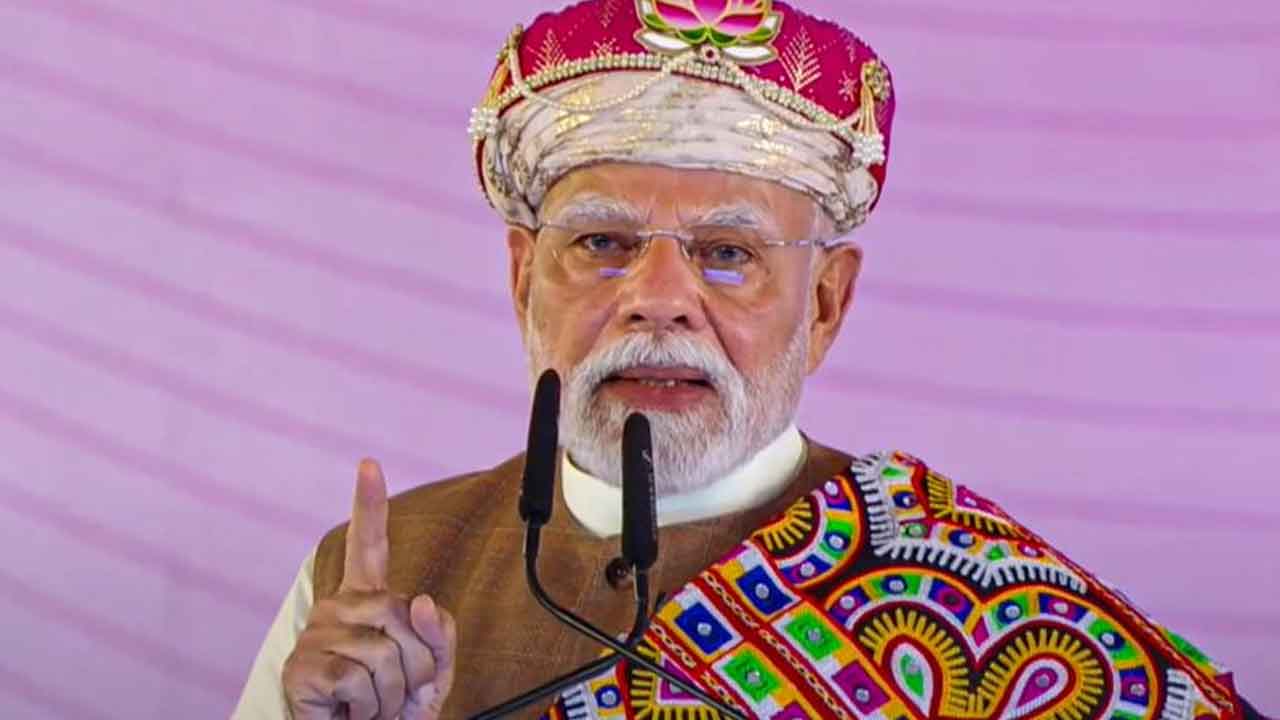 PM Modi: క‌నురెప్ప‌పాటులో పాక్‌ను మ‌న సైనికులు మోకాళ్ల‌పై కూర్చోబెట్టారు: ప్ర‌ధాని మోదీ