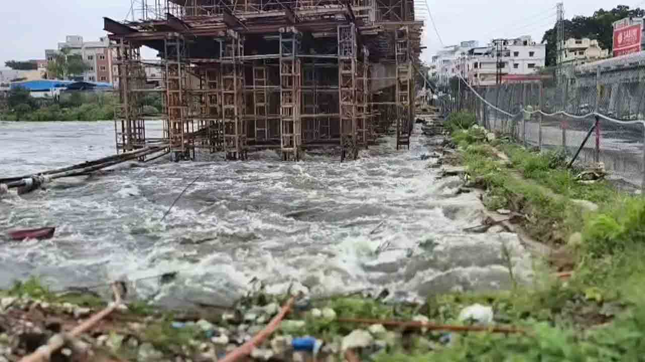 Musi River | మూసీకి పెరిగిన వరద.. ముసారంబాగ్‌లో బ్రిడ్జి మూసివేత