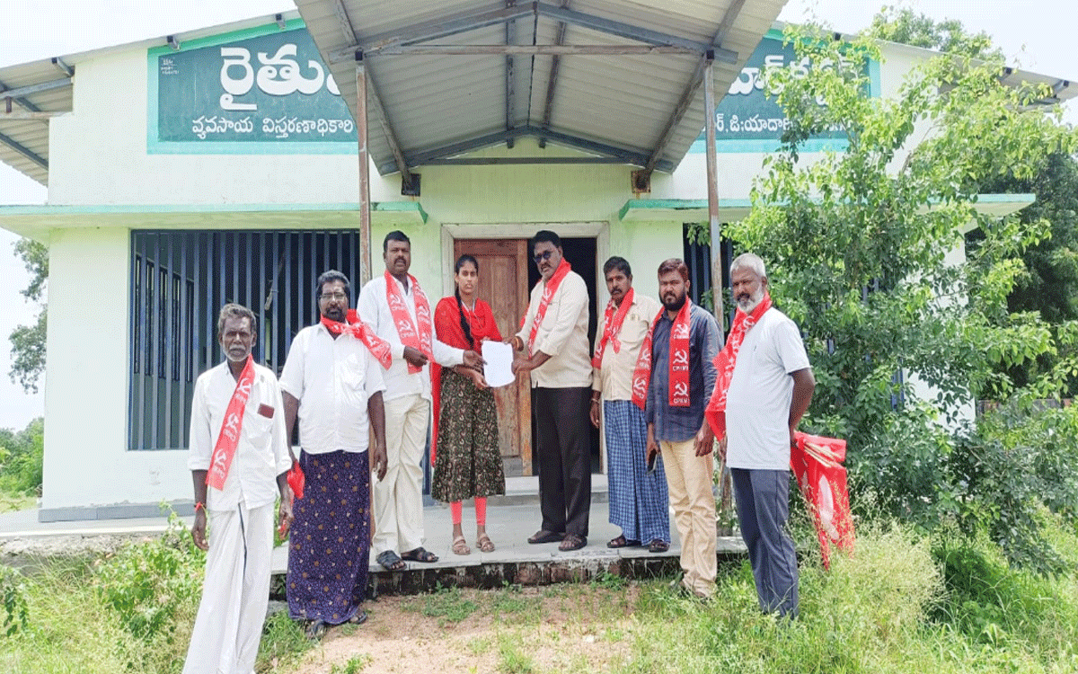 Motokondur : ‘రైతులకు యూరియా అందించడంలో కేంద్ర, రాష్ట్రాలు విఫలం’