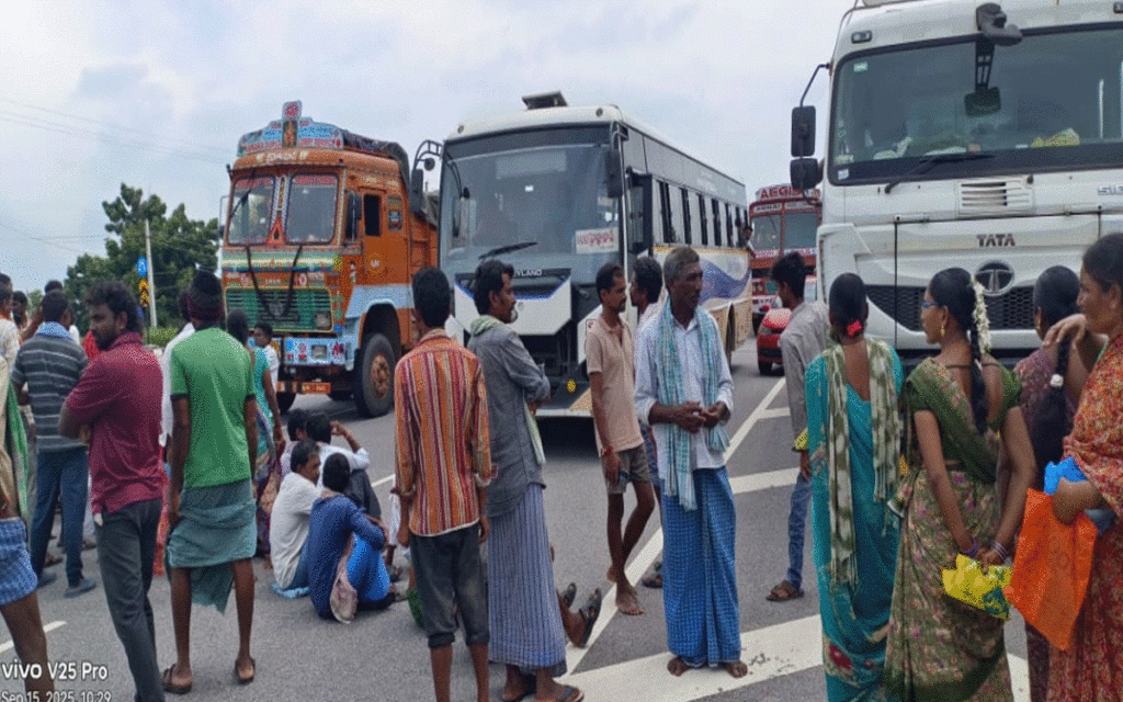 Kodada : సూర్యాపేట- ఖమ్మం జాతీయ రహదారిపై రైతుల ధ‌ర్నా
