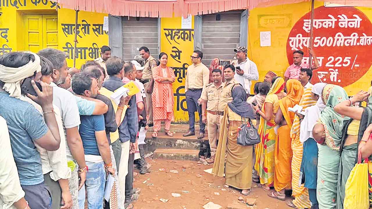 ఎరువుల కొరతపై.. ఎంపీలో నిరసనలు