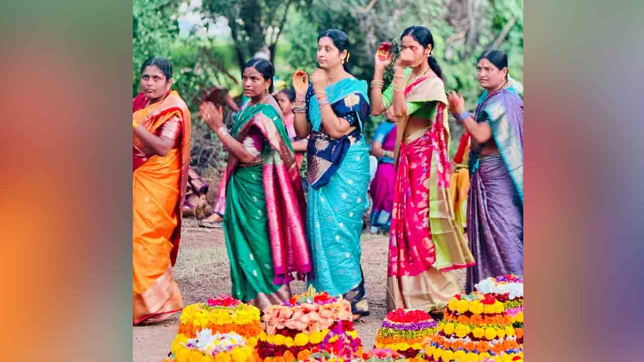 Timmapur | తిమ్మాపూర్‌లో ఘనంగా సద్దుల బతుకమ్మ.. ఆడిపాడిన మాజీ ఎంపీపీ