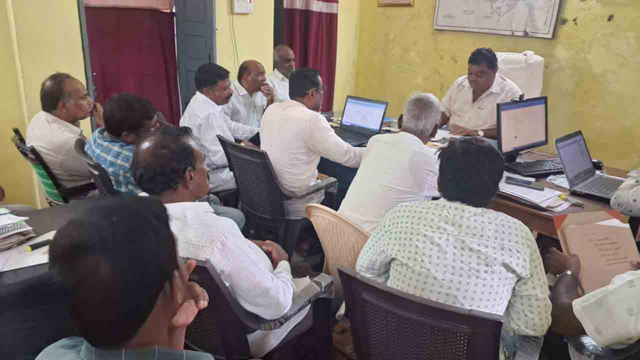 Bachhannapet | దుర్గమ్మ గుడి ఆలయ స్థలం ఆక్రమిస్తే ఊరుకోం.. తహసీల్దార్‌ను కలిసిన బచ్చన్నపేట గ్రామస్తులు