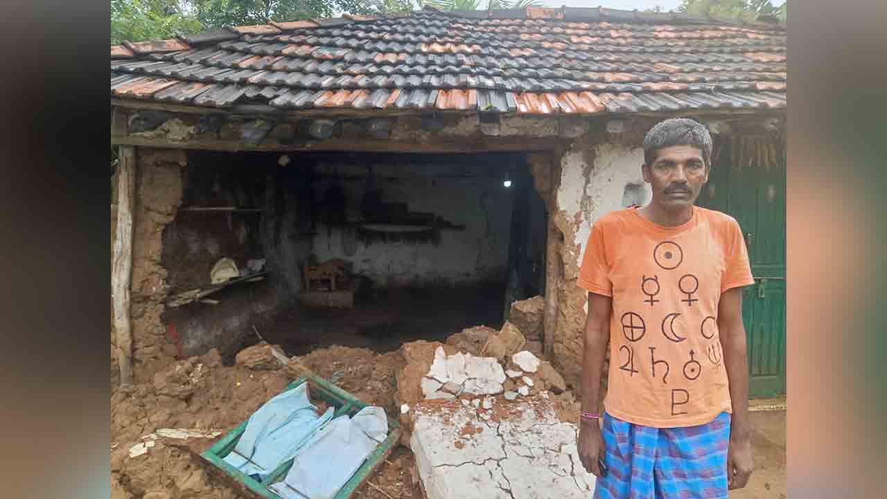 Mulugu | భారీ వర్షాలకు కూలిన ఇంటి గోడ.. తప్పిన పెను ప్రమాదం