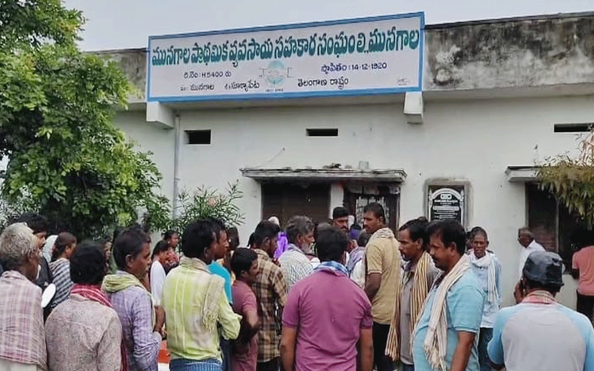 Kodada : సొసైటీల ఎదుట అన్నదాతల అగచాట్లు