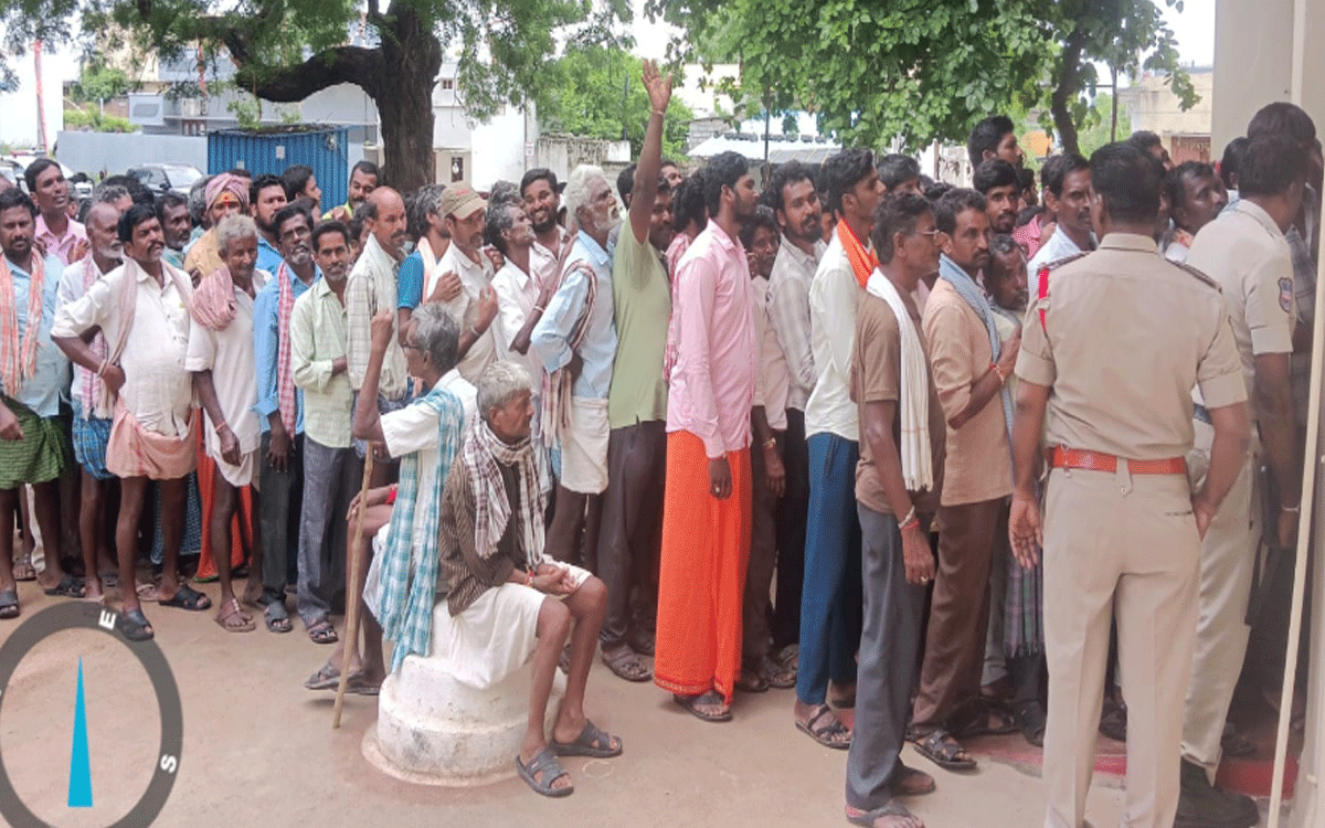 Munugode : యూరియా కోసం మునుగోడులో బారులు తీరిన రైతులు