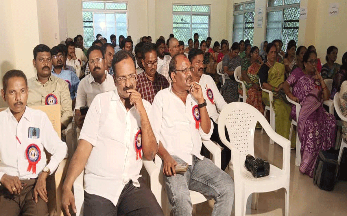 Munugode : మునుగోడు మండల ఉత్తమ ఉపాధ్యాయులకు సన్మానం