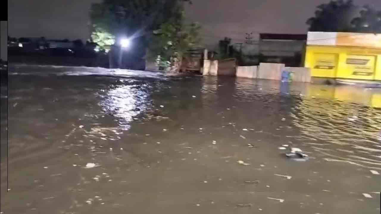 Musi River | మూసారాంబాగ్ బ్రిడ్జి పైనుంచి మూసీ వ‌ర‌ద‌.. రాక‌పోక‌లు నిలిపివేత‌