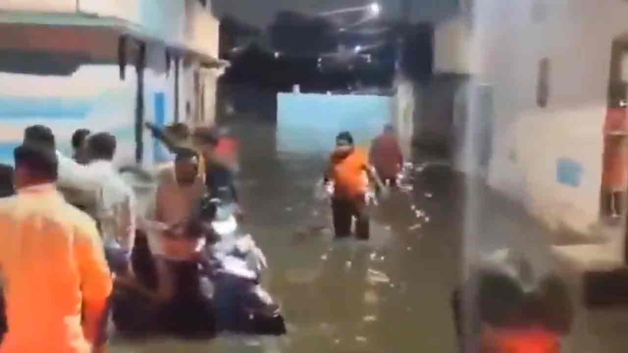 Musi River | ఉప్పొంగి ప్రవహిస్తున్న మూసీ.. హైద‌రాబాద్‌లో ఇండ్లు ఖాళీ చేస్తున్న ప్ర‌జ‌లు.. వీడియో