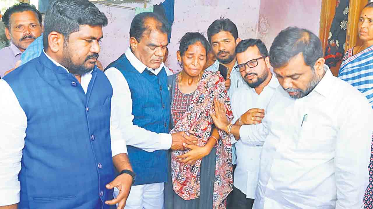 వాడపల్లి ఎస్‌ఐను సస్పెండ్‌ చేయాలి