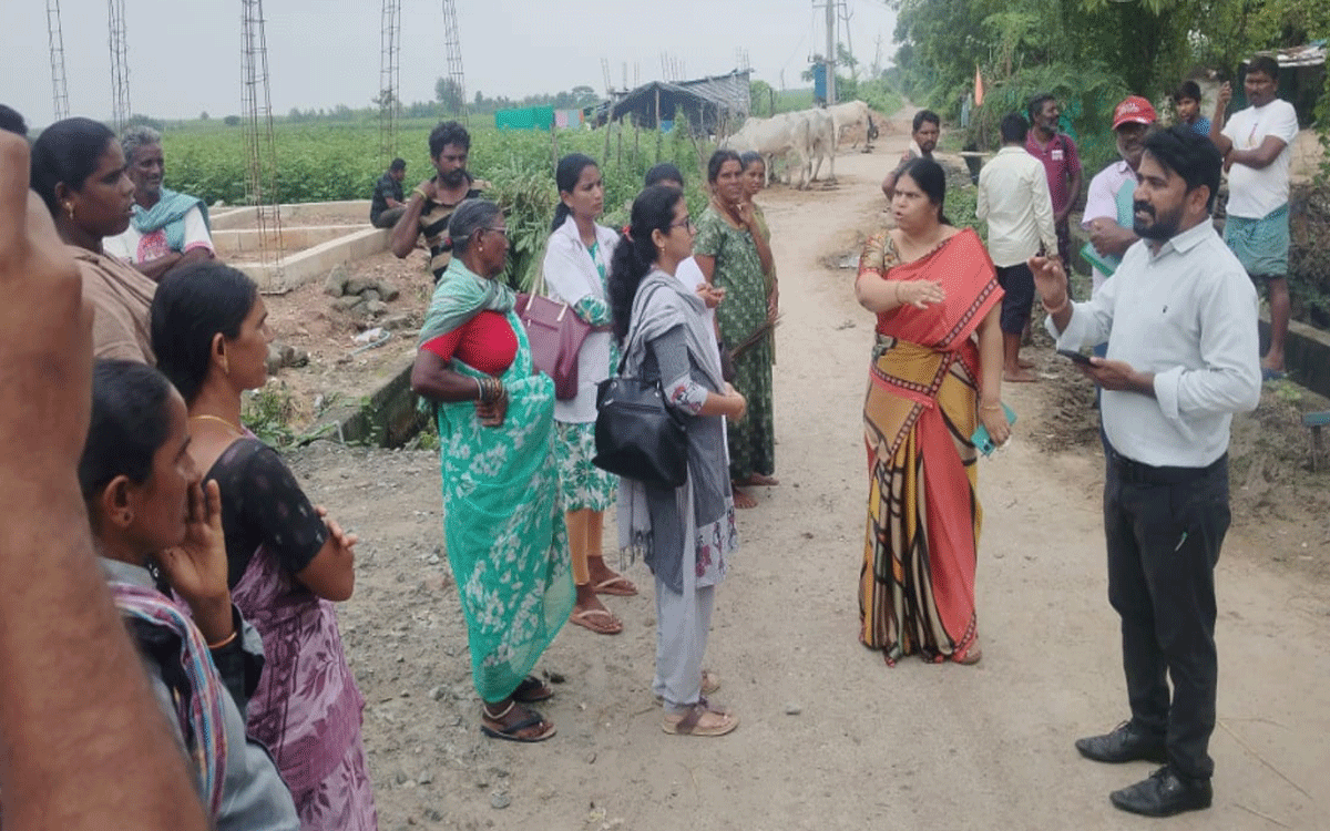 Karepally : టీఎల్ పేట‌, పీకే బంజ‌ర‌లో పారిశుధ్య కార్య‌క్ర‌మాల ప‌రిశీల‌న‌