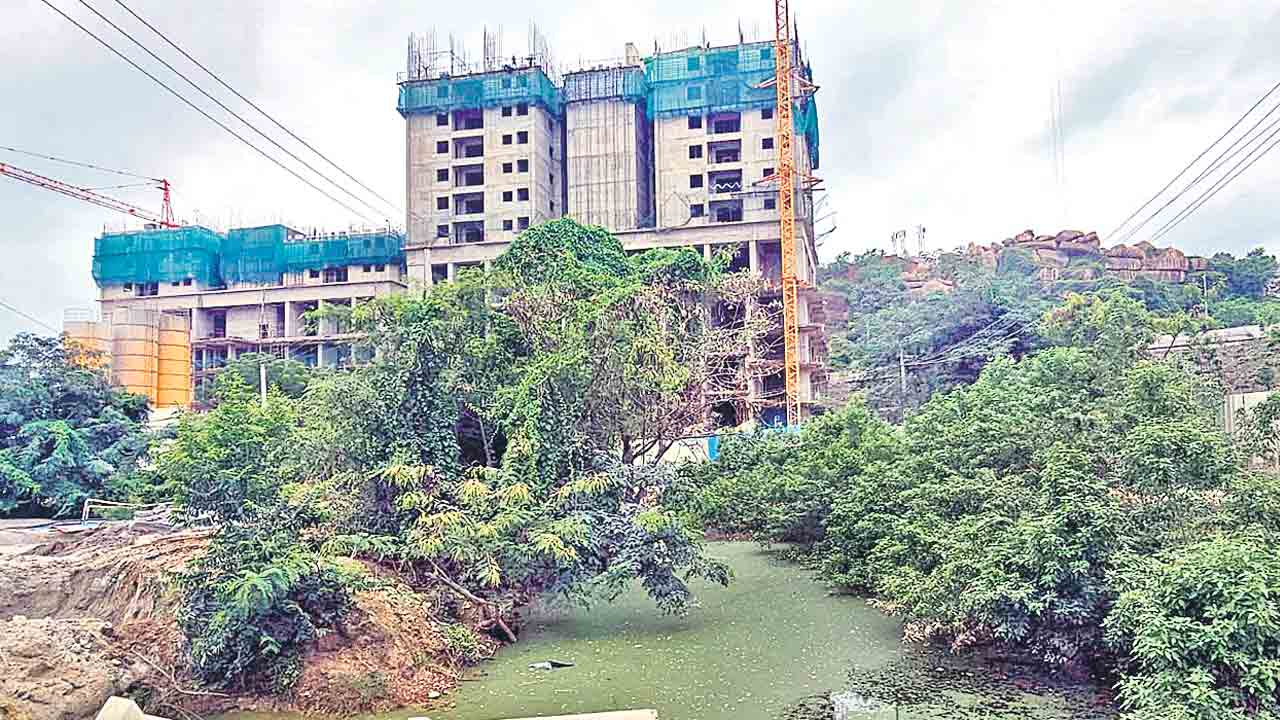 నాలా పూడ్చెయ్‌.. బిల్డింగ్‌ కట్టెయ్‌