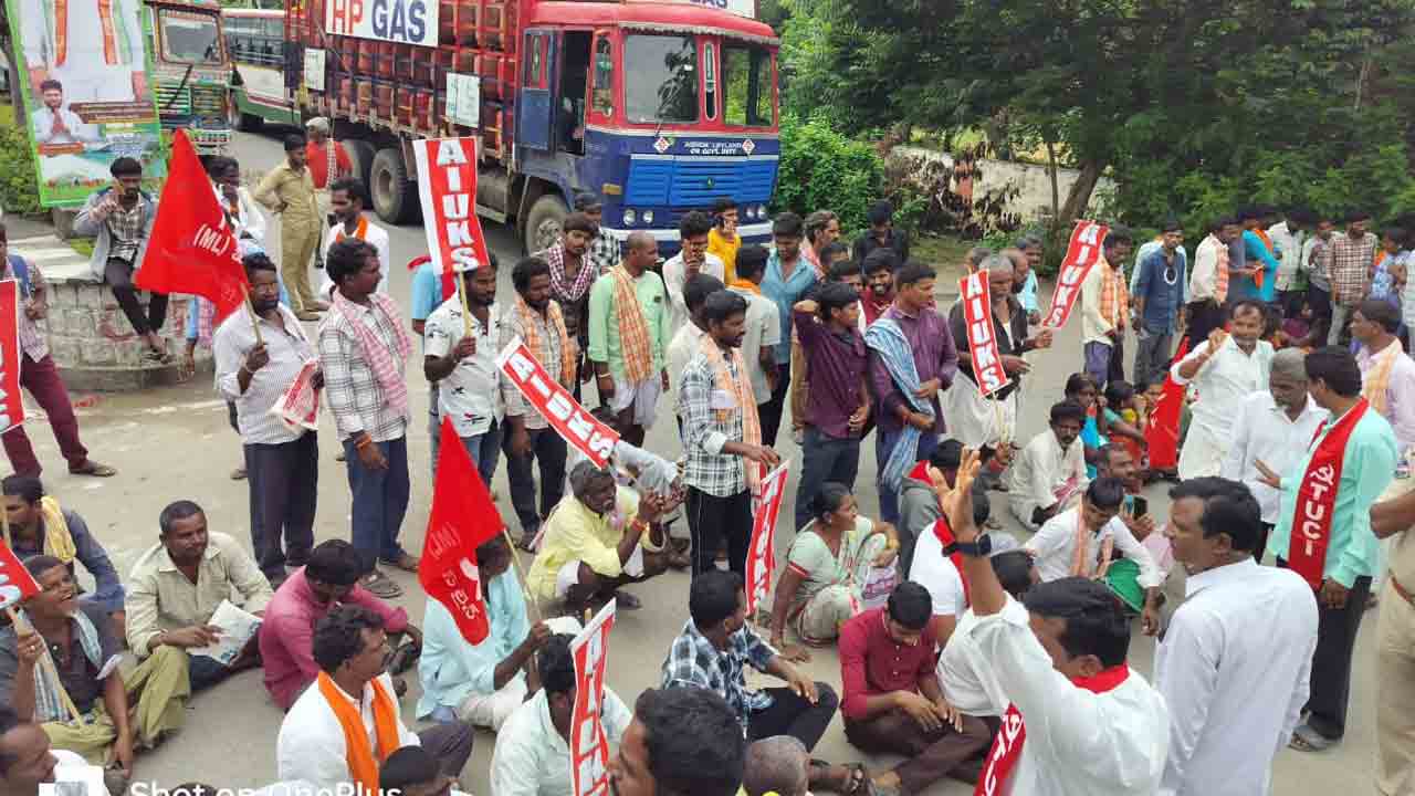 Narayanpet | నారాయణపేటలో యూరియా కోసం రైతుల రాస్తారోకో