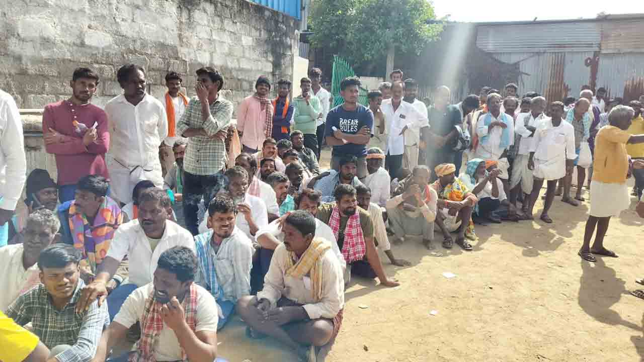 Narayanapet | రాత్రి12 గంటల నుంచే లైన్‌లో.. నారాయణపేటలో యూరియా కోసం రైతుల ఎదురుచూపులు