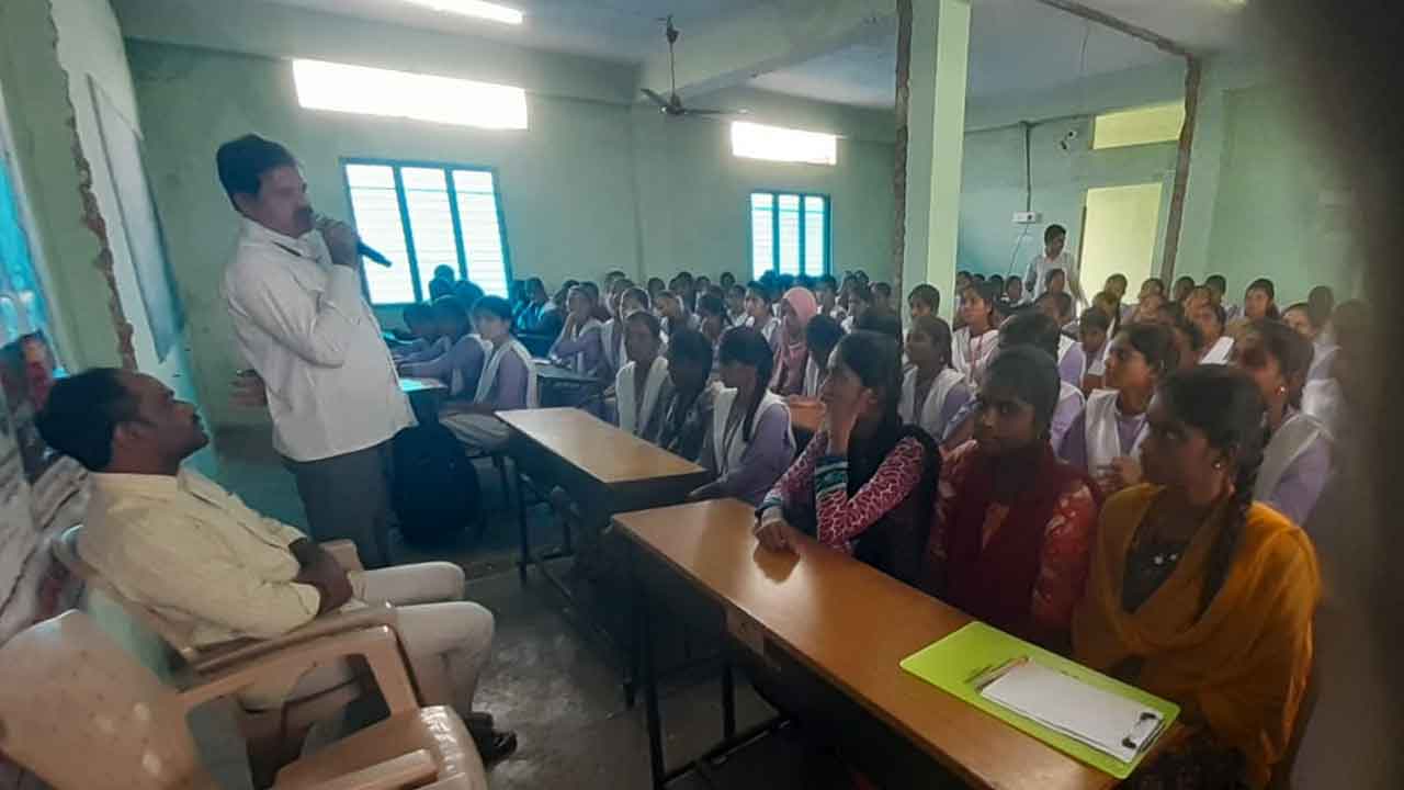 Eve teasing | ఈవ్‌ టీజింగ్‌కు పాల్పడితే కఠిన చర్యలు : నర్సింలు