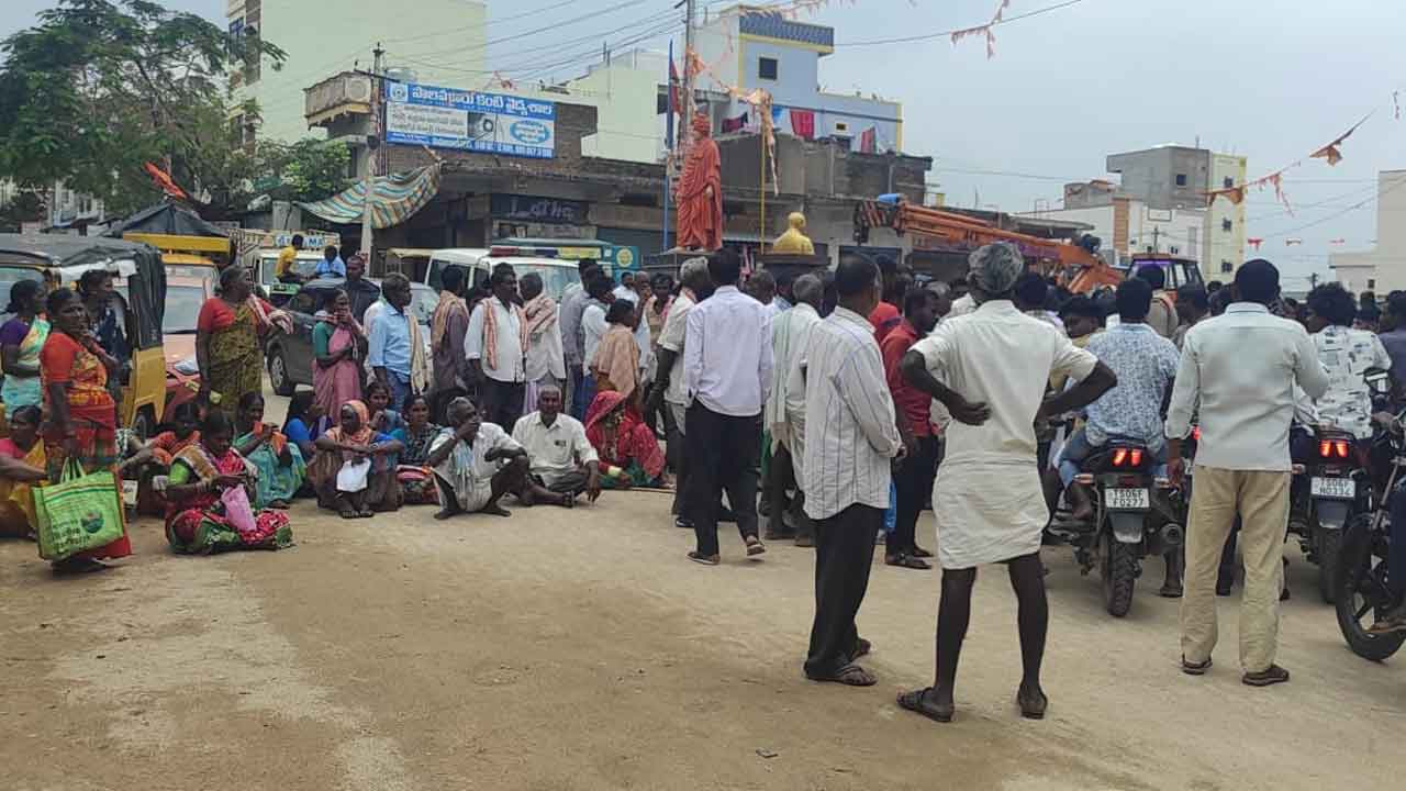 యూరియా కోసం రోడ్డెక్కిన రైతన్న