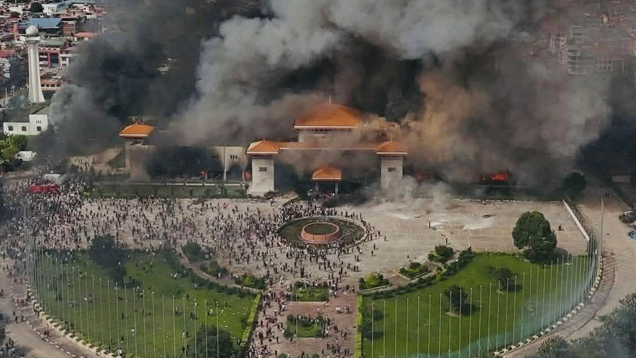 Nepal Parliament: నేపాల్ పార్ల‌మెంట్ బిల్డింగ్‌, సుప్రీంకోర్టుకు నిప్పుపెట్టిన నిర‌స‌కారులు..  వీడియోలు