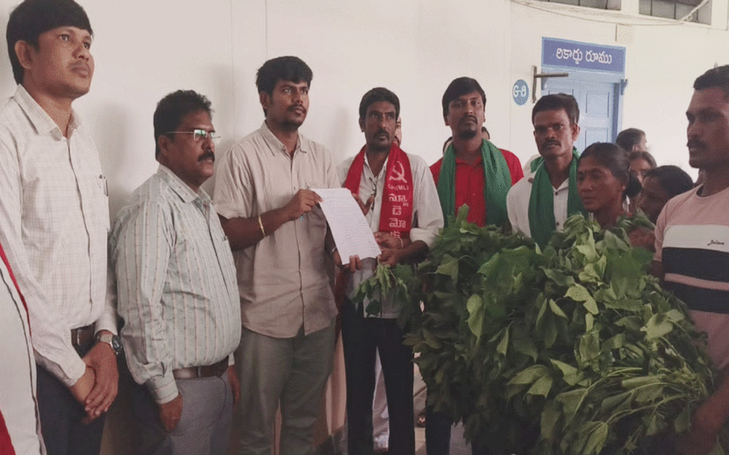 Bhadrachalam : ఫారెస్ట్ అధికారులపై చర్యలు తీసుకోవాలి : సీపీఐ ఎంఎల్ న్యూడెమోక్రసీ