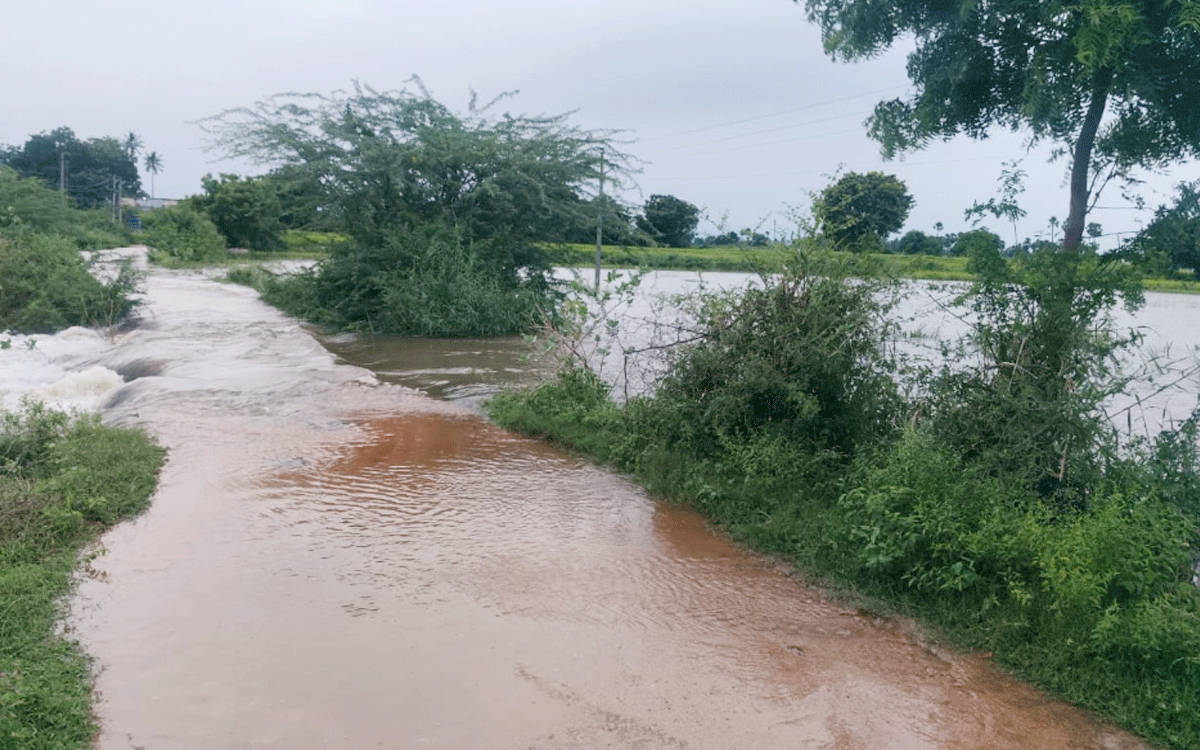 Nidamanoor : వేంపాడు -గగ్గెనపల్లి మ‌ధ్య నిలిచిన‌ రాక‌పోక‌లు