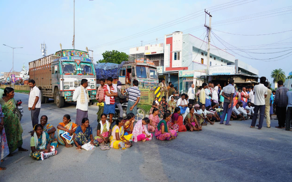 Nidamanoor : నిడ‌మ‌నూరులో యూరియా కోసం రైతుల రాస్తారోకో