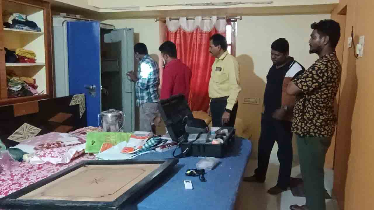 Robbery | ఇంటి తాళాలు పగులగొట్టి.. 11 తులాల బంగారం, 55 తులాల వెండి చోరీ