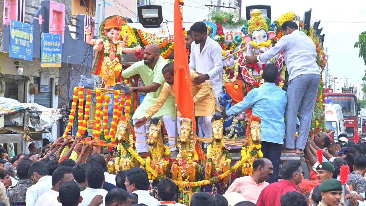 నిజామాబాద్‌ జిల్లా కేంద్రంలో అంగరంగ వైభవంగా నిమజ్జనం.. (Photos Credit : నమస్తే తెలంగాణ స్టాఫ్‌ ఫొటోగ్రాఫర్‌, నిజామాబాద్‌)