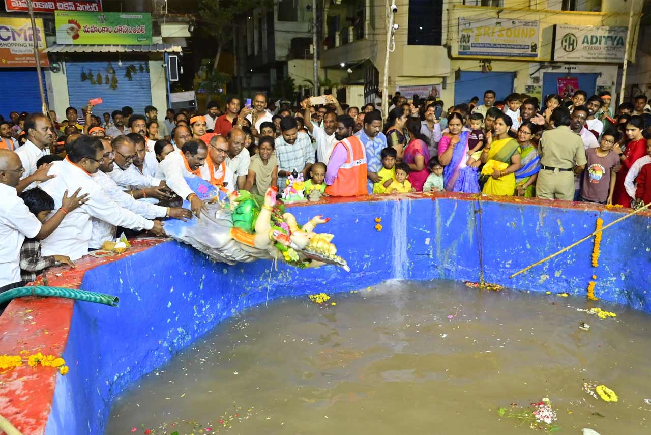 నిజామాబాద్‌ జిల్లా కేంద్రంలో అంగరంగ వైభవంగా నిమజ్జనం.. (Photos Credit : నమస్తే తెలంగాణ స్టాఫ్‌ ఫొటోగ్రాఫర్‌, నిజామాబాద్‌)
