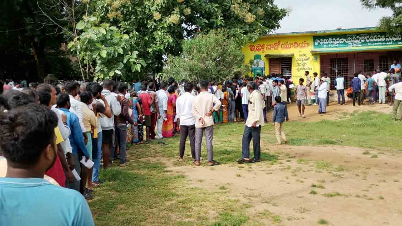 Urea | యూరియా కోసం బారులు తీరిన రైతులు..