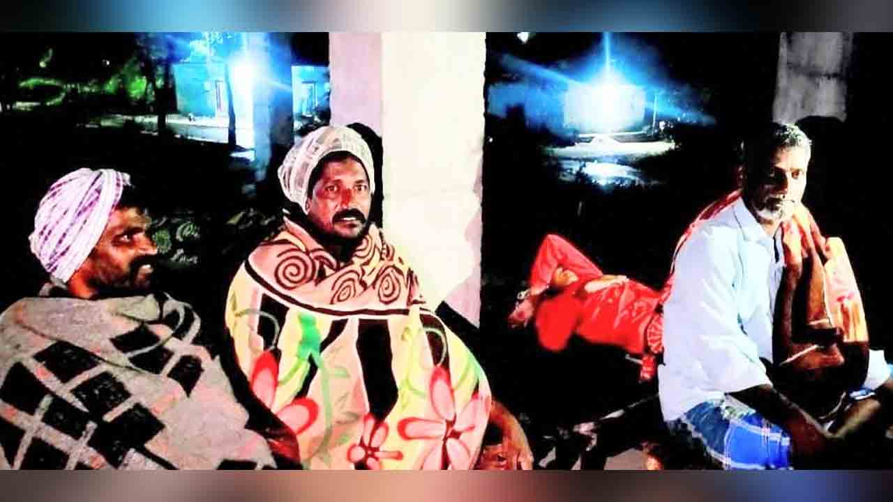 Urea | యూరియా కోసం ఒక రోజు ముందే క్యూ లైన్.. రైతు వేదిక వద్దే నిద్ర