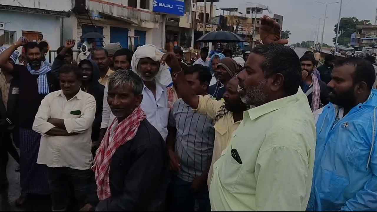 Nizampet | నిజాంపేటలో యూరియా కోసం రోడ్డుపై రైతుల నిరసన