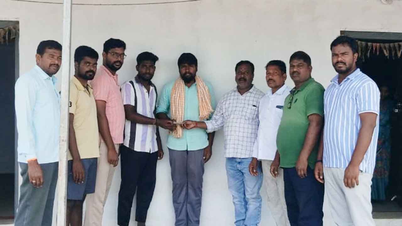 బాధిత కుటుంబానికి బీఆర్‌ఎస్‌ నాయకుడు తిరుపతి రెడ్డి ఆర్థిక సహాయం