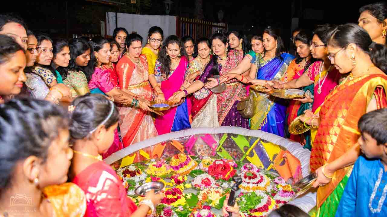 NRI | జోహన్నెస్‌బర్గ్‌లో తెలంగాణ అసోసియేషన్ ఆఫ్ సౌత్ ఆఫ్రికా ఆధ్వర్యంలో ఎంగిలి పూల బతుకమ్మ వేడుకలు