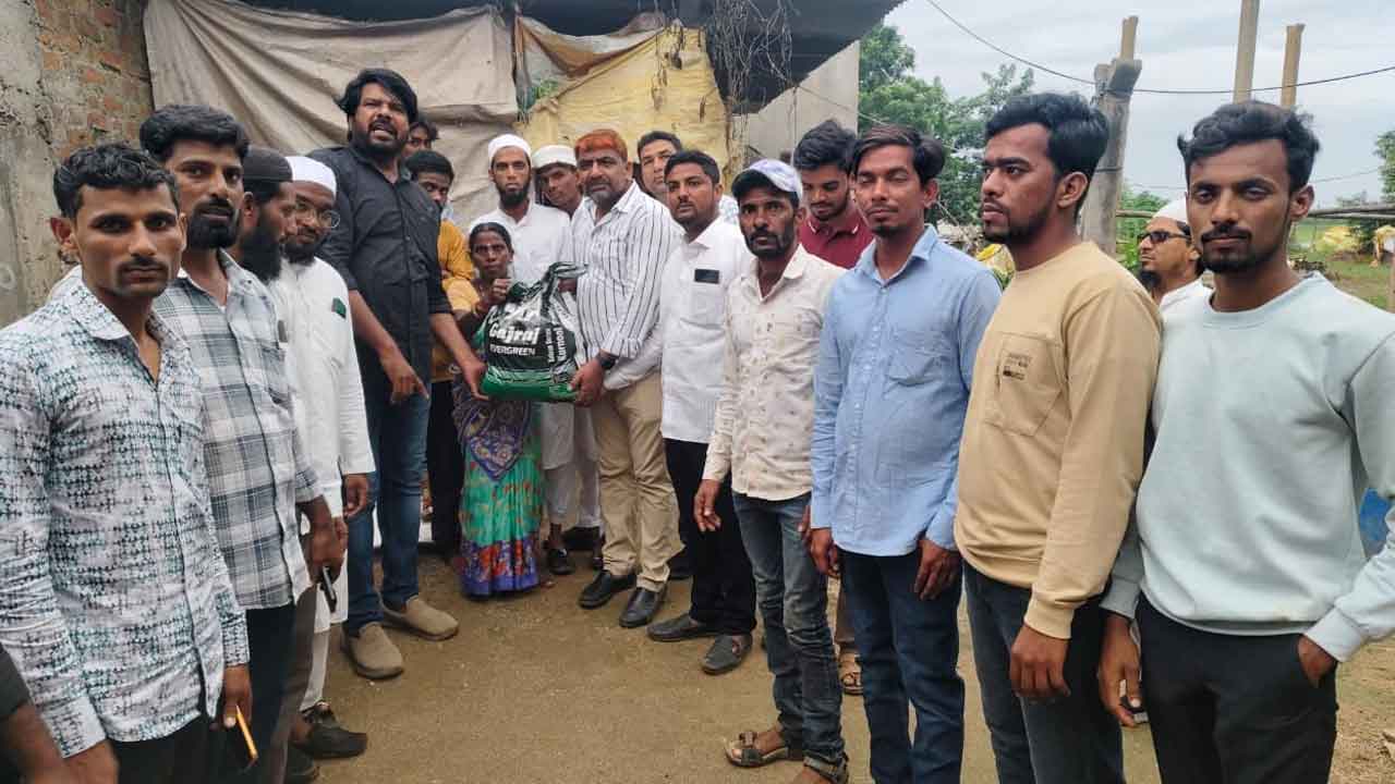 MIM | వరద బాధితులకు ఎంఐఎం ఆధ్వర్యంలో నిత్యావసర సరుకులు పంపిణీ