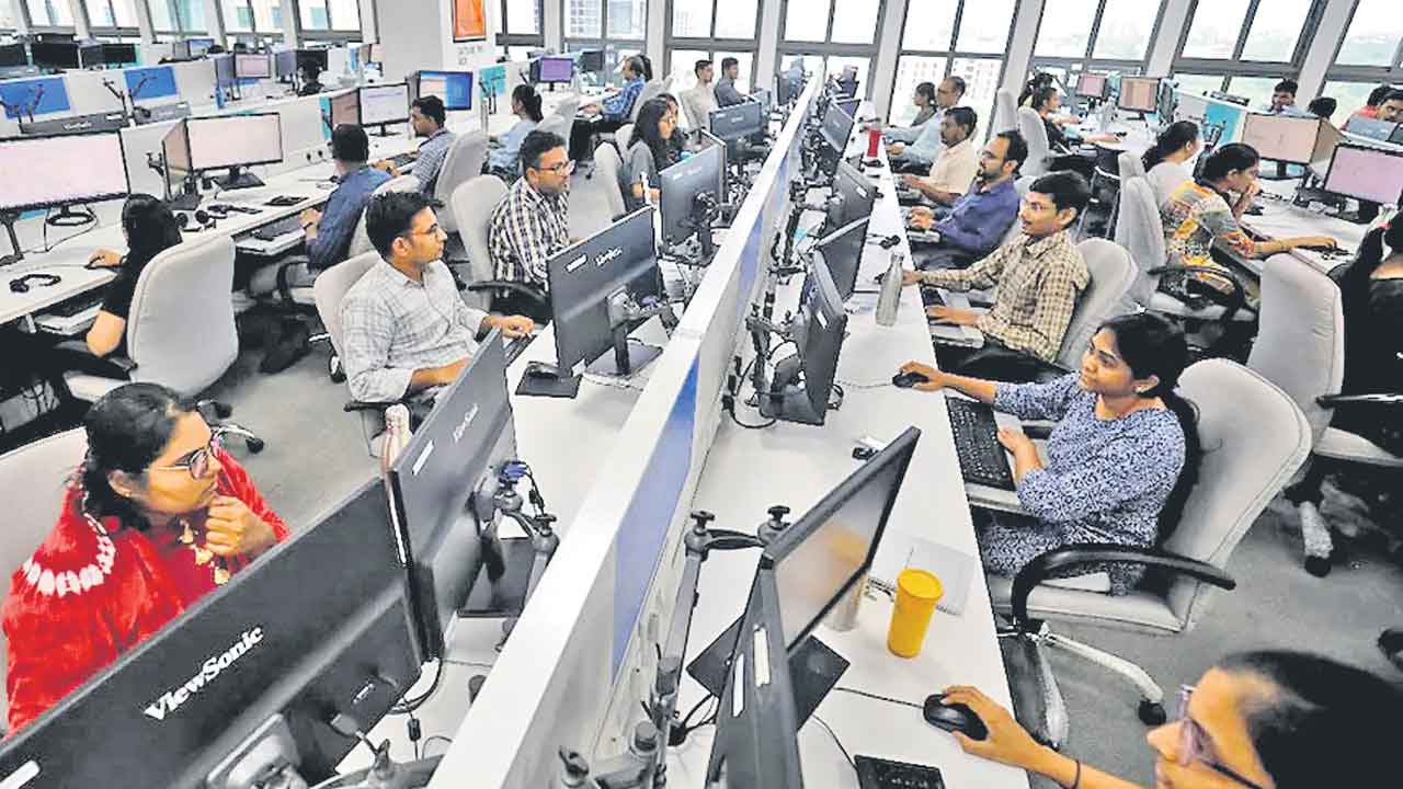 ఐటీపై హైర్‌ పిడుగు!.. ఔట్‌ సోర్సింగ్‌ సంస్థలపై 25 శాతం పన్నుకు అమెరికా సిద్ధం