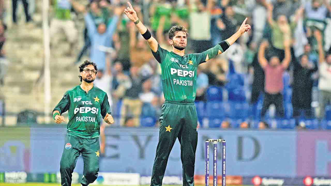 పాక్‌ పోటీలోనే.. శ్రీలంకపై విజయం