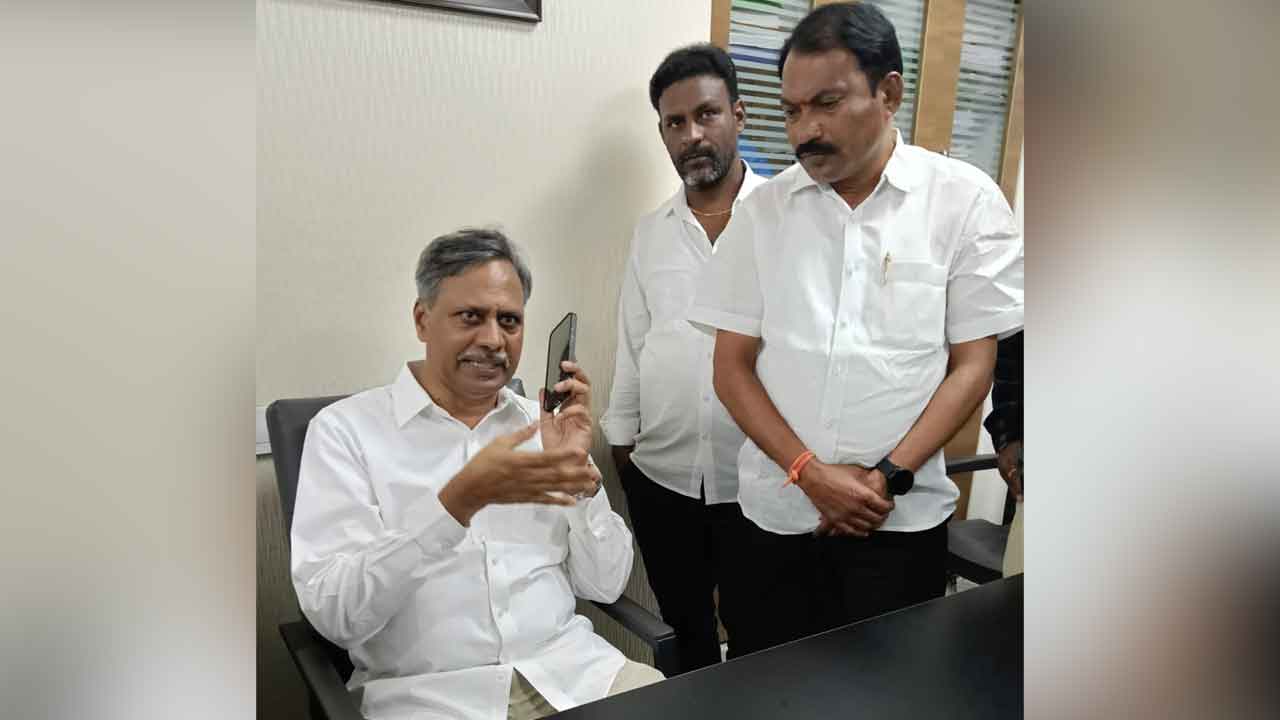 సర్వీస్ రోడ్ పూర్తి చేయించాలి ఎమ్మెల్యే పల్లాను కలిసిన మాజీ సర్పంచ్ బాల్‌రెడ్డి